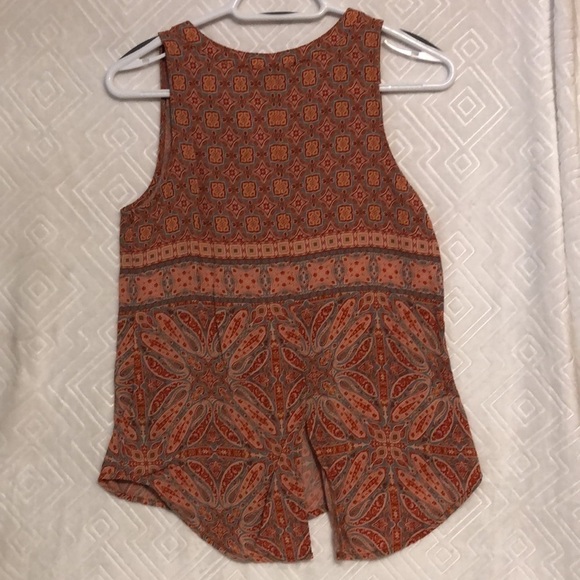 Orange batik print sleeveless button front top by sanctuary. size XS 💯 rayon - Picture 2 of 7